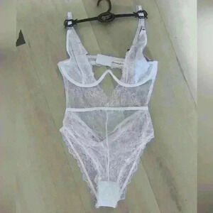 RENE ROFE | Bombshell Boudoir White Lace Deep Exposed Wire Lingerie